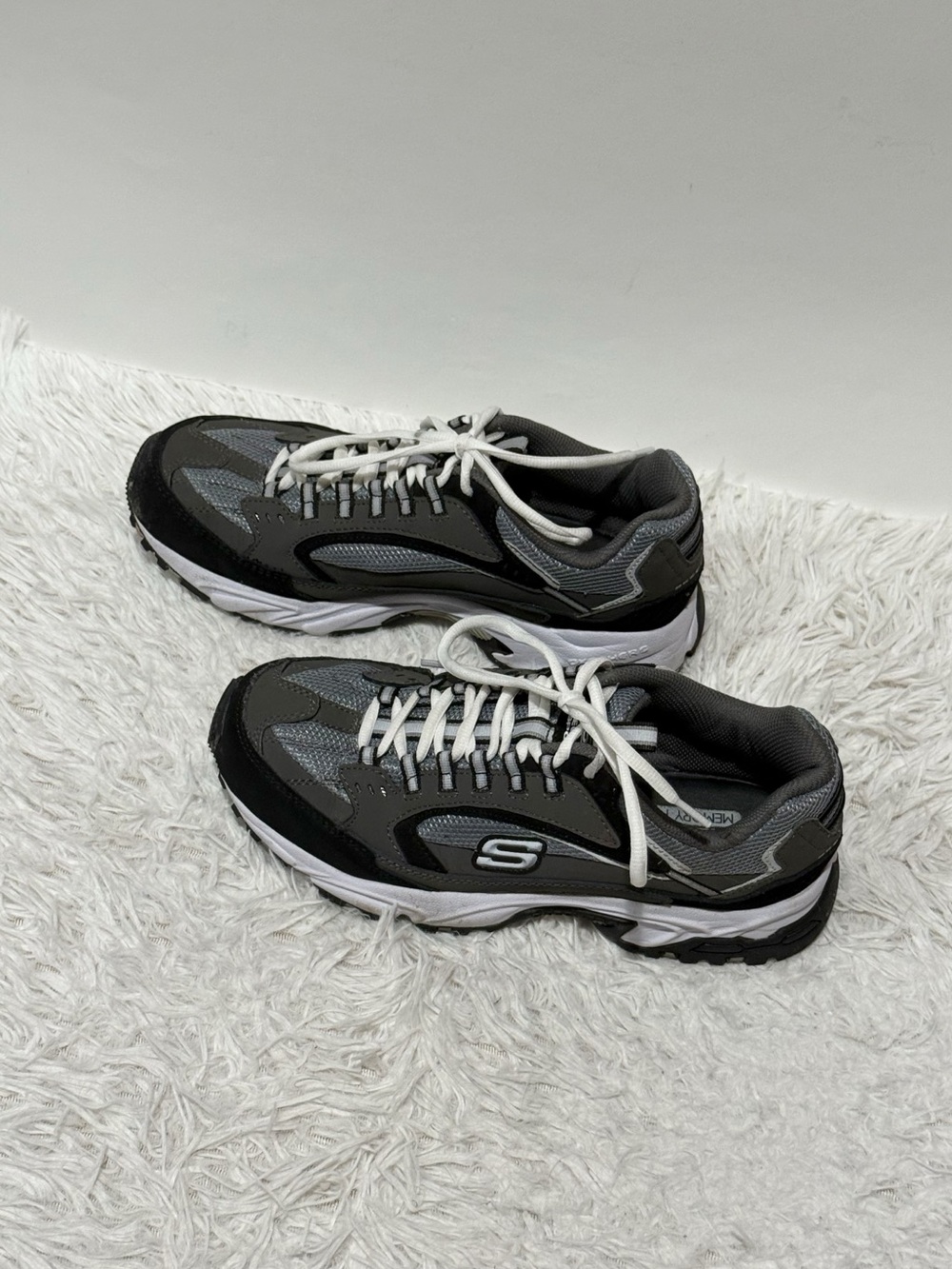 Skechers Wide Fit Black Gray Shoes Men’s Sport Casual Comfort Memory Foam Sz 8.5